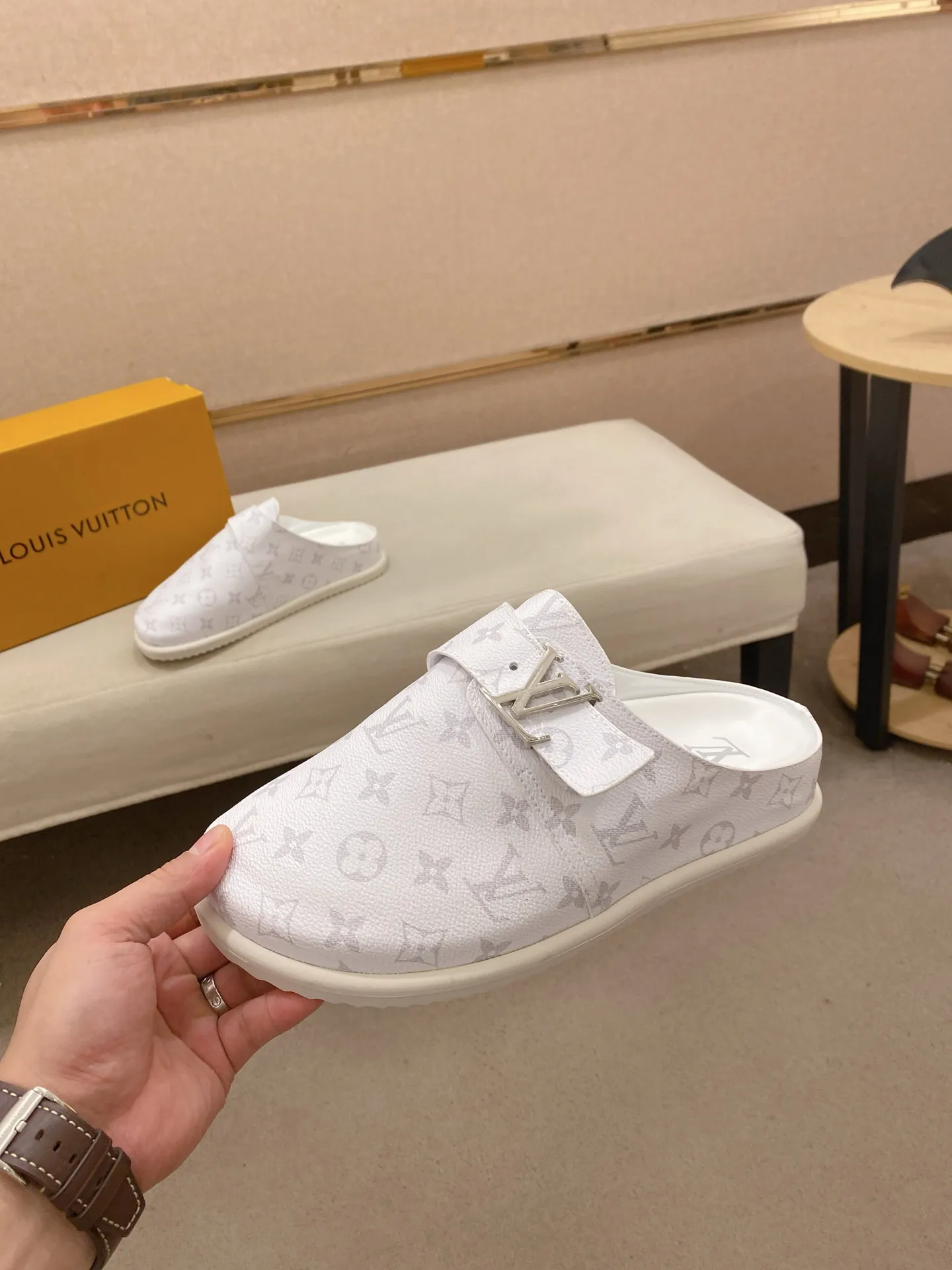 Men's shoes 💰: 360💰Made by LV🔍Top purchasing agents, men's spring and summer slippers are synchronized in the counters. The uppers are made of imported materials from Italy with logo graphics and high-quality craftsmanship. The soles: original soles specially provided by the original factory. The exclusive movable molded soles are super comfortable. Original goods follow the order, 🔍🔍high quality, you can enter and exit the counter at will. Welcome to compare, code number 38-44.
